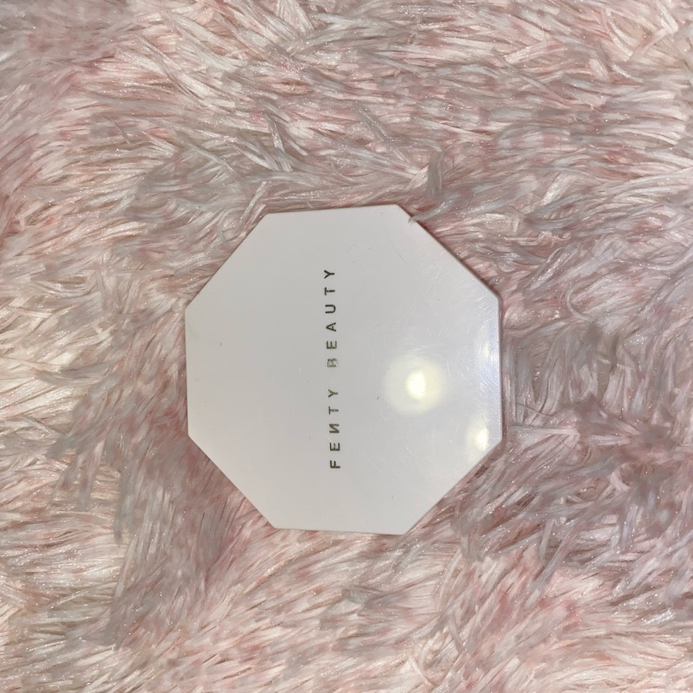 SOLD ❤️ Fenty Beauty Killawatt foil highlight!